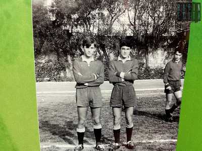 C�� da dire che Vito e Vincenzo sono ex calciatori dilettanti: hanno infatti vestito la maglia del Liberty, la storica compagine che nel 1928, fondendosi con l�Ideale, diede vita all�Unione Sportiva Bari (nella foto Vito a sinistra in un'immagine degli anni 60) 